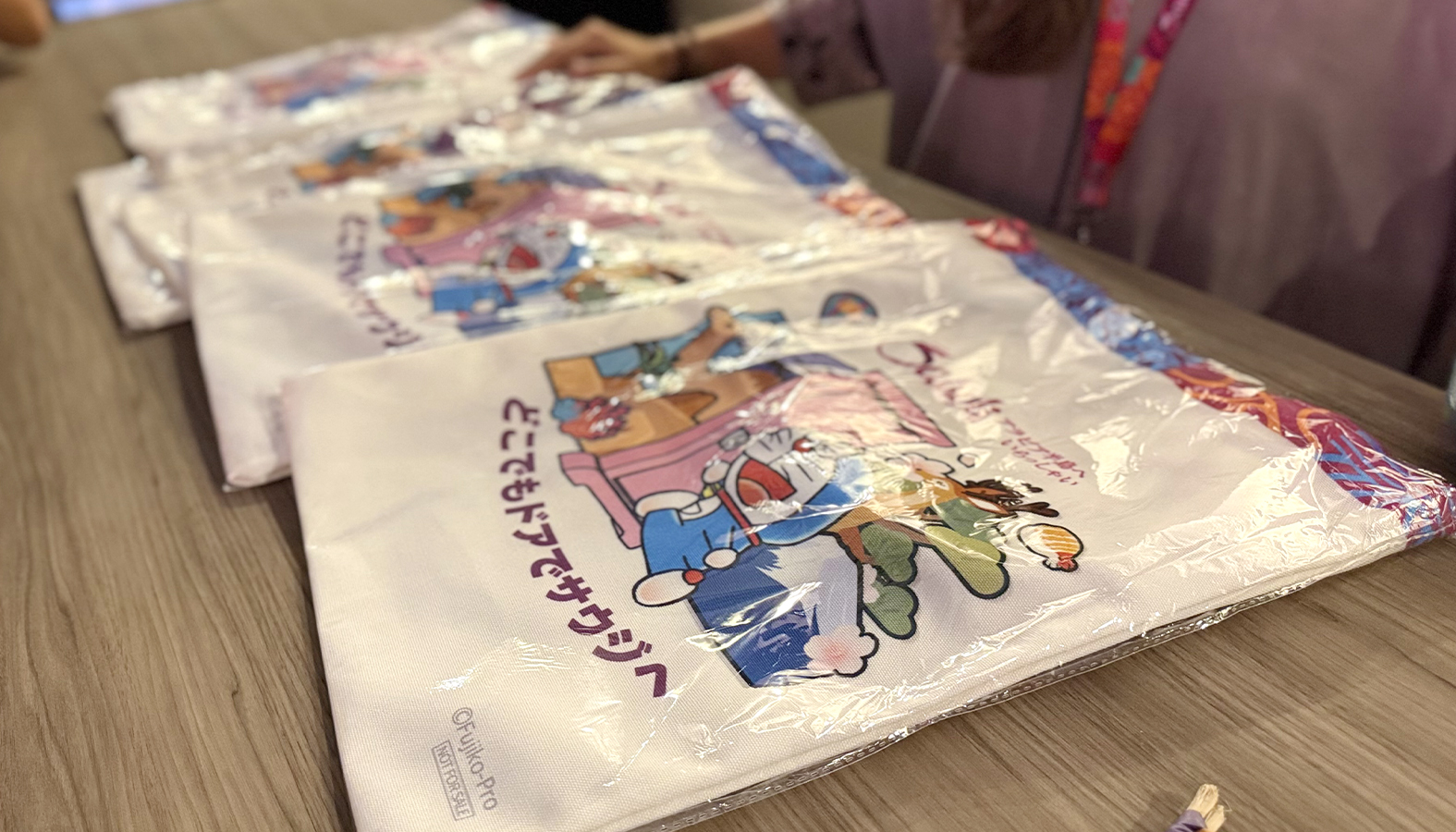【レポート】大阪・関西万博のサウジアラビアの「Wonders of Arabia（アラビアの驚異）」展がスタート。ドラえもん限定トートバッグも。