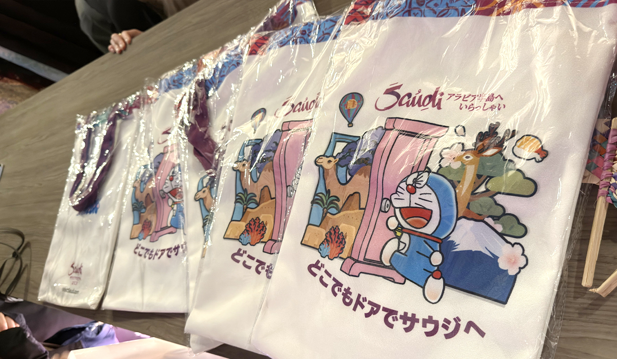 大阪・関西万博 サウジアラビア「Wonders of Arabia（アラビアの驚異）」ドラえもん限定トートバッグ