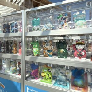 【レポート】大阪・関西万博にて120体の招き猫が福を呼び込む！？中小企業がそれぞれの想いなどを込めて芸術家とコラボしたオリジナルデザインの招き猫が凄すぎた！