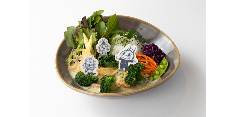 THE MONSTERS 10周年記念展 東京「MONSTERS BY MONSTERS: NOW AND THEN」コラボメニュー：THE MONSTERLAND CREAM CURRYの画像
